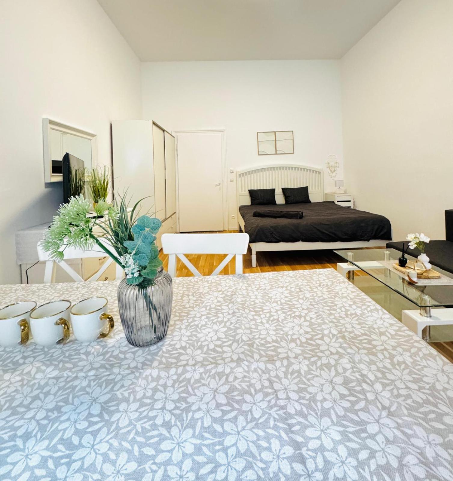 Comfortable Apt, 15minutes To Rathausplatz Appartamento